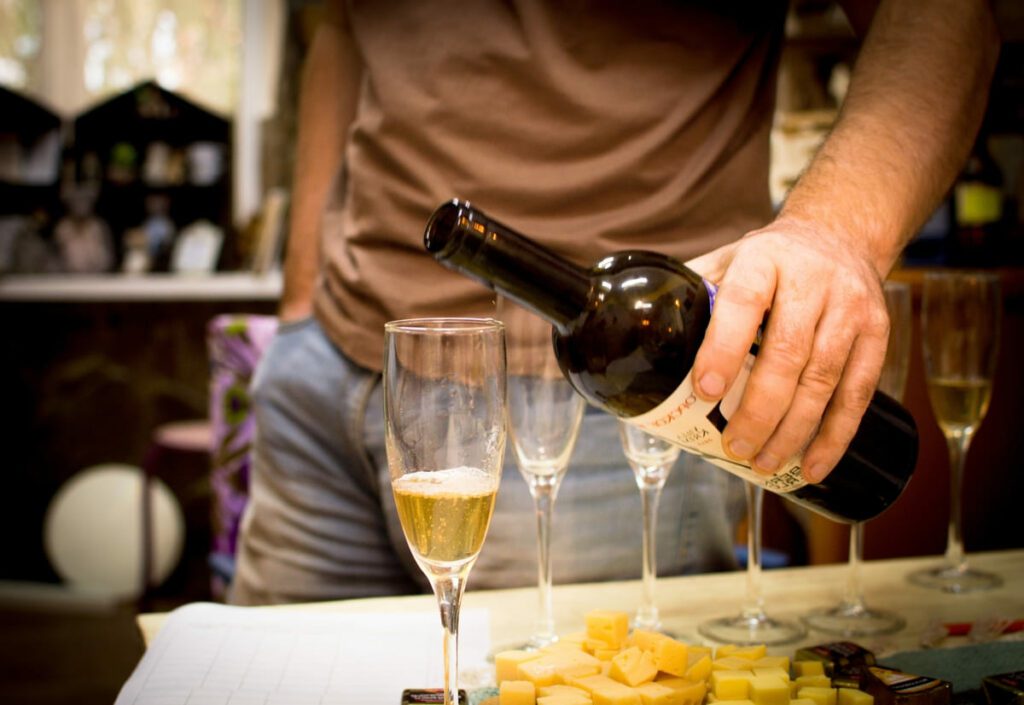 Factores a considerar al seleccionar y almacenar vinos para una carta de calidad