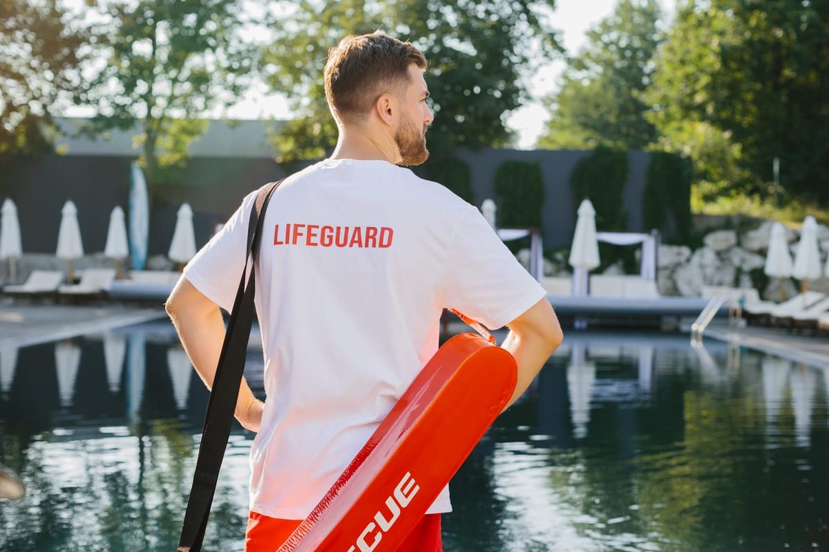 Imagen destacada de “Cómo Trabajar como Socorrista en Piscinas Este Verano: Pasos Clave en 2025”