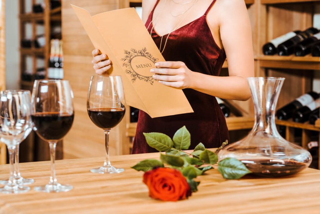 Qué Debe Incluir una Carta de Vinos Profesional