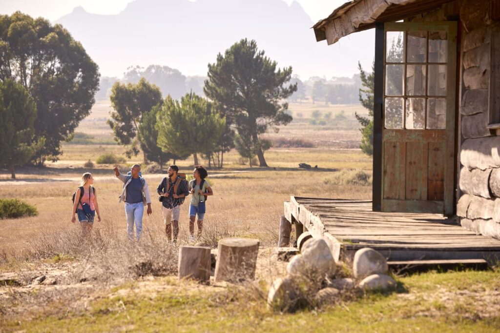 Equipo de trabajo analizando políticas públicas para el desarrollo del turismo responsable.