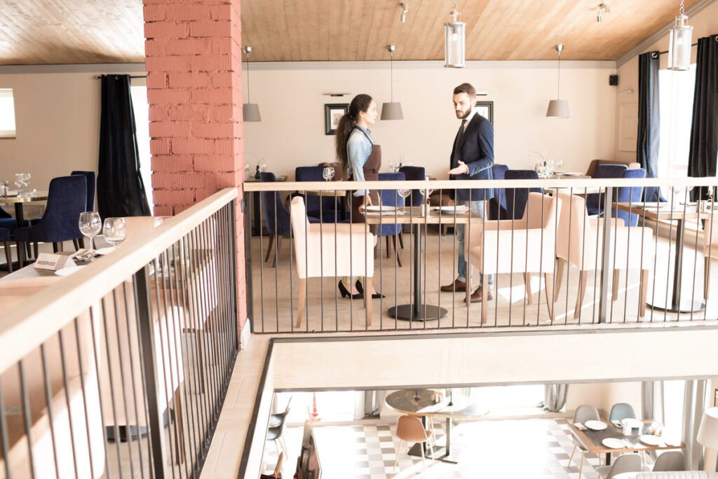 Equipo diseñando estrategias de promoción, parte esencial del plan de negocio para un restaurante.