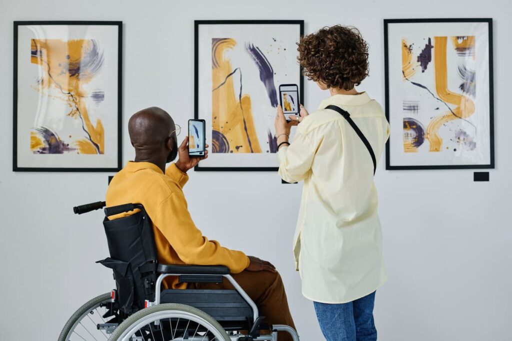 Guía interactuando con grupo de visitantes como parte del diseño de experiencias interpretativas en turismo cultural