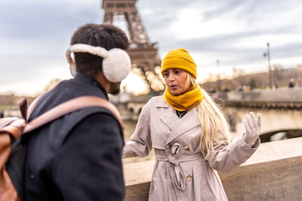 Gestos y expresión corporal de un profesional, ejemplo de técnicas de comunicación para guías turísticos no verbales.