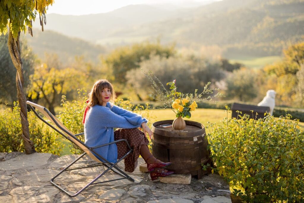 Viajeros disfrutando del entorno, ejemplo de una positiva experiencia del huésped en alojamientos rurales.