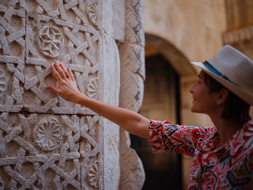 Gestor de turismo cultural realizando análisis y diagnóstico de patrimonio histórico para planificación turística