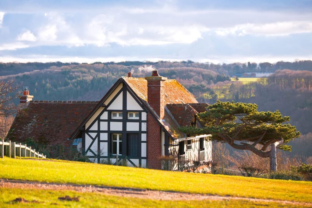 Propietario recibiendo a clientes, un momento clave para la experiencia del huésped en alojamientos rurales.