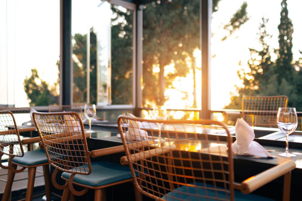 Servicio de sala cuidando el detalle, pilar de la experiencia en la restauración profesional moderna.