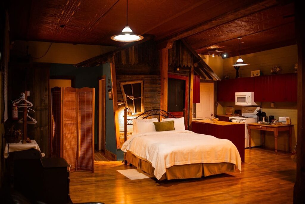 Entorno de una casa rural, ilustrando la importancia de definir el modelo al gestionar un alojamiento turístico rural.