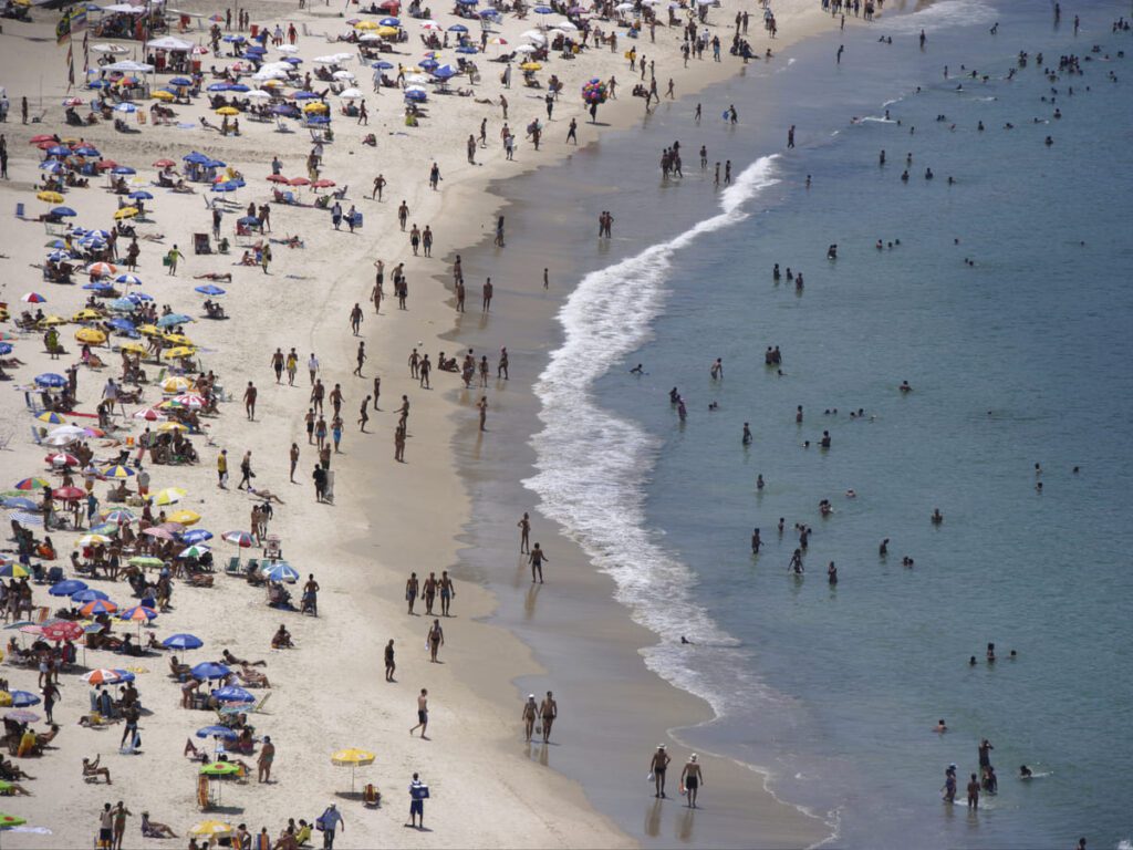 Paisaje natural preservado, ilustrando los objetivos ambientales del Turismo sostenible en 2026.