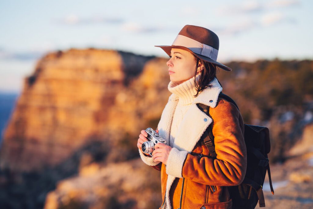 Turista consultando información en un entorno natural, representando al viajero consciente y exigente de 2026.