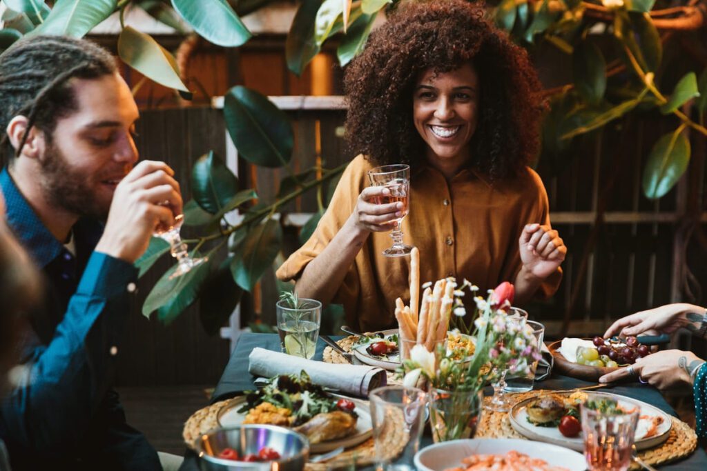 Amigos disfrutando de platos gourmet veganos