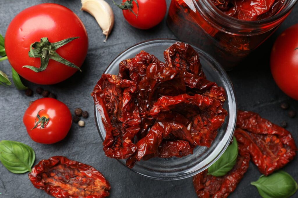 Chef aplicando técnicas de potenciación del sabor en platos veganos mediante el uso de ingredientes ricos en umami vegetal.