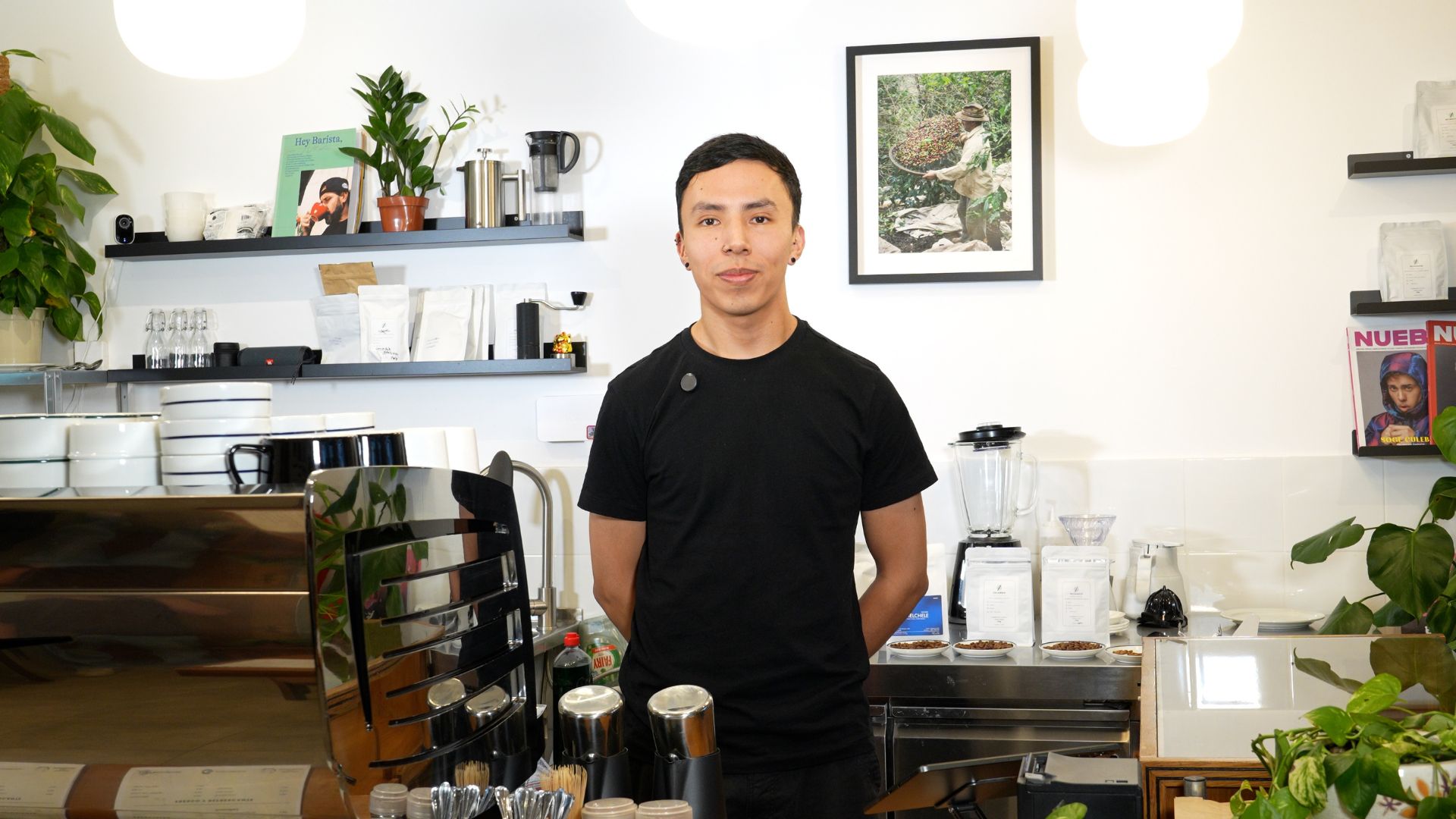 Imagen destacada de “Hoturis refuerza su formación de Barista Profesional con una colaboración en Lille Drømme kaffe para la técnica del Latte Art”