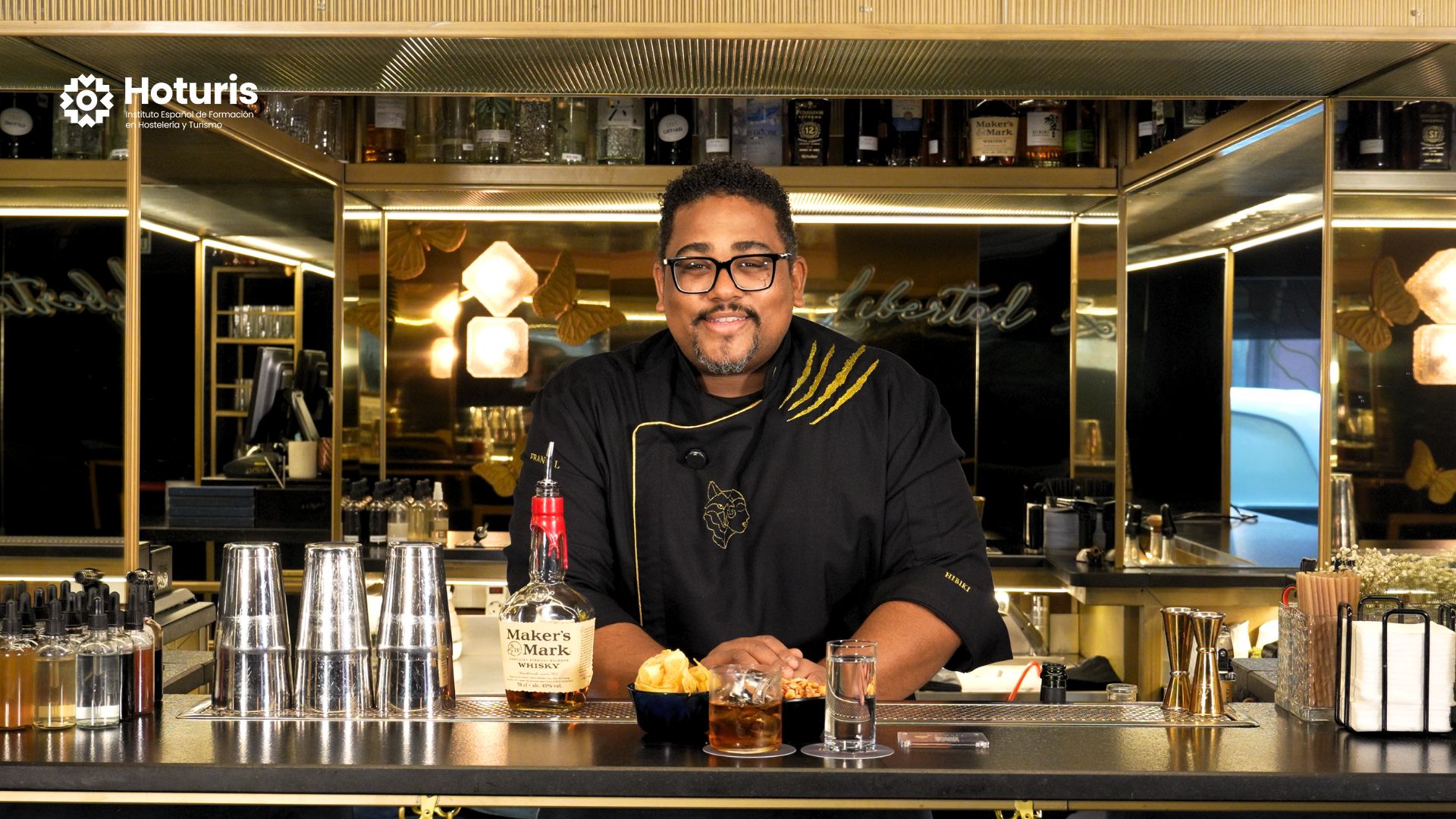 Imagen destacada de “Hoturis refuerza su formación en coctelería profesional con nuevas grabaciones en Lovo Cocktail Bar Madrid junto a Frank Lola”