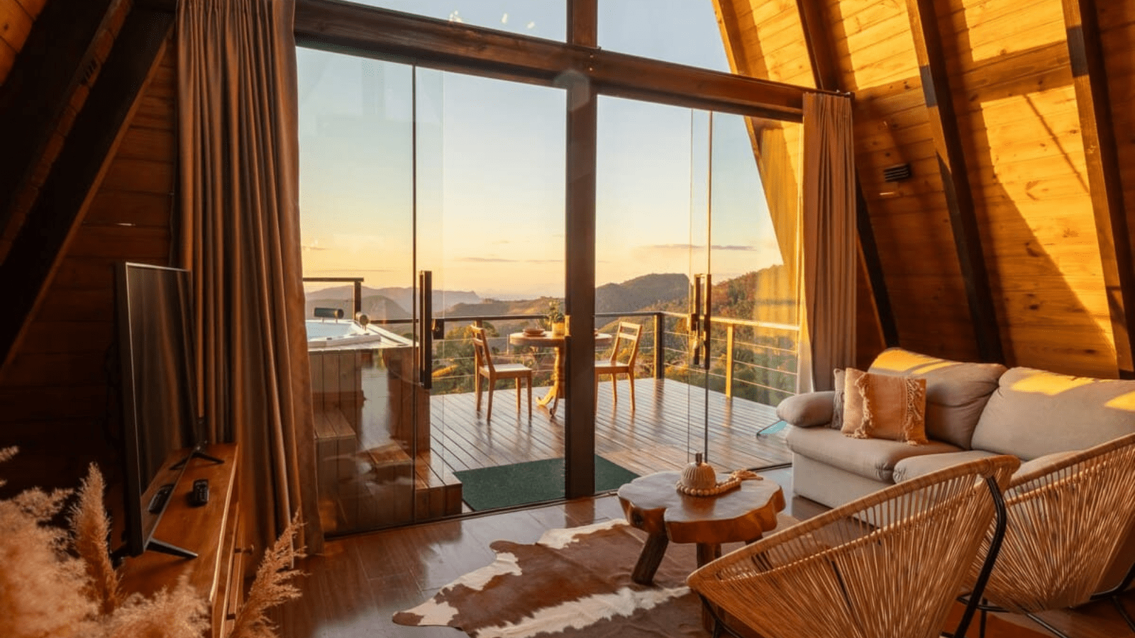 Imagen destacada de “Hoturis refuerza su oferta con una nueva formación en Gestión de Alojamientos Turísticos”