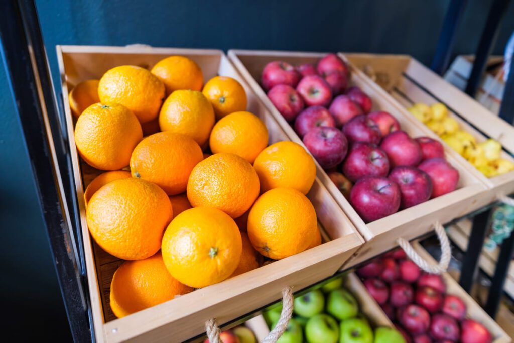 Gestión de inventario y economato, pilares de la logística interna en grandes establecimientos hosteleros para evitar roturas de stock.