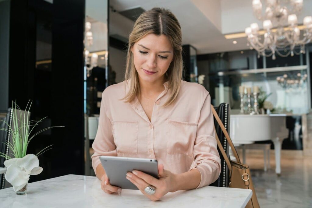 Dashboard de gestión de datos y procesos liderados por un especialista en transformación digital hotelera.