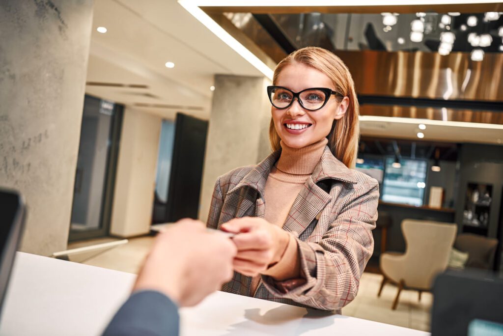 invitación a especializarse en dirección hotelera y mejorar las competencias profesionales en turismo.