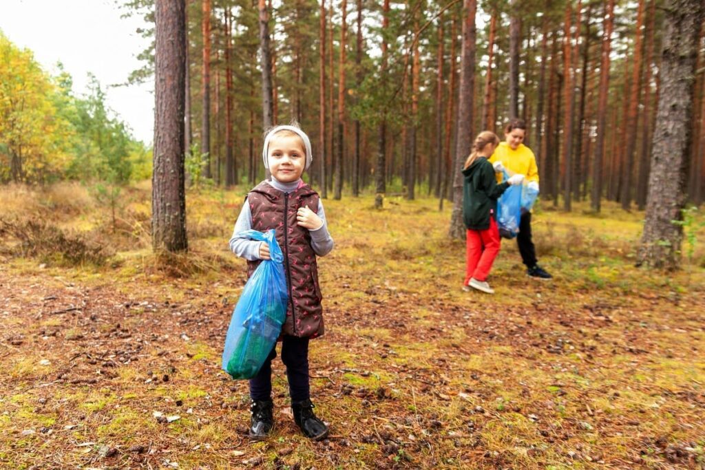 Grupo de niños participando en educación ambiental en actividades infantiles y juveniles al aire libre.