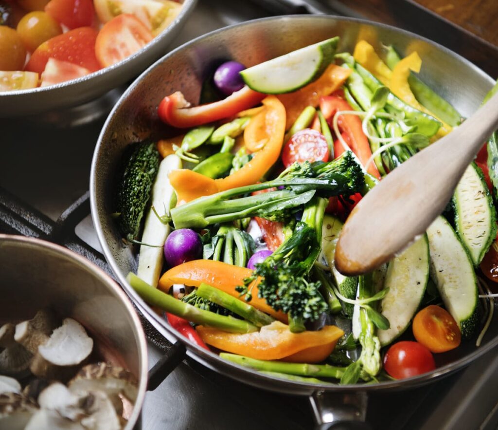 Chef preparando un plato de alta cocina basado en las últimas tendencias gastronómicas sostenibles