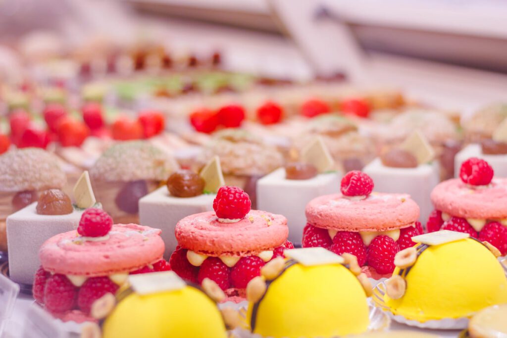Chef repostero organizando comandas y elaborando postres, ilustrando las principales funciones de un jefe de pastelería.