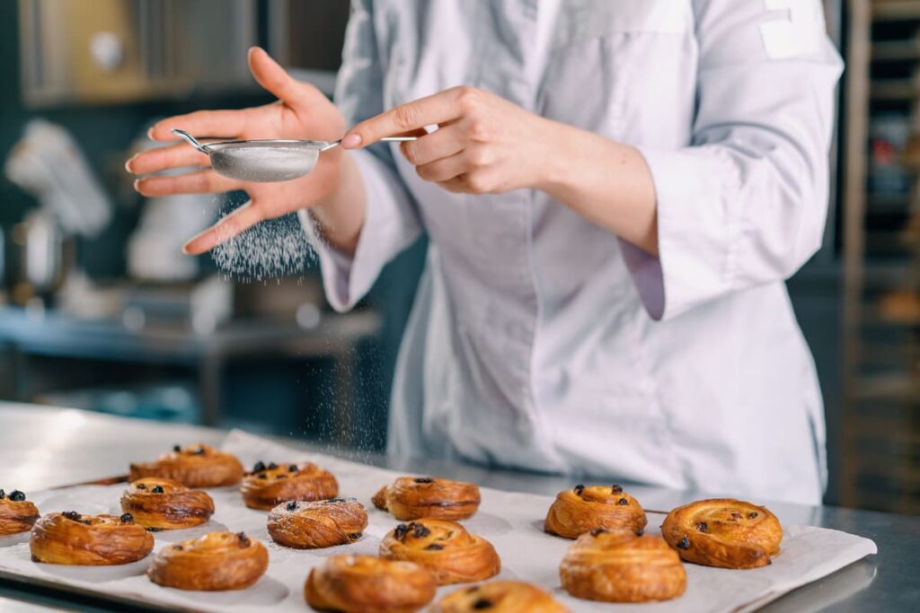 pastelero profesional cocinando