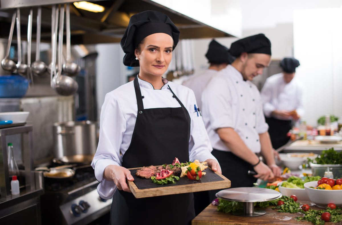 Imagen destacada de “Diferencias entre ayudante de cocina, cocinero y jefe de cocina”