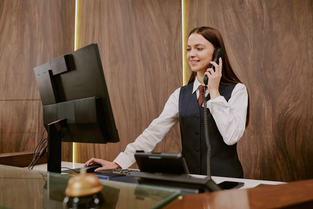 Pack de Formación: Recepcionista de Hotel + Inglés Profesional para Recepcionistas de Hotel