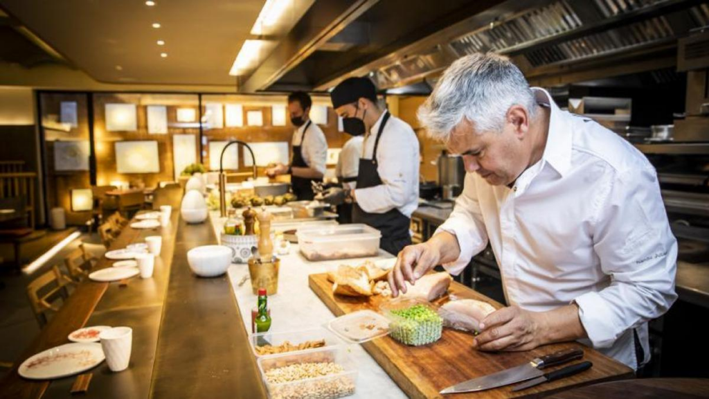 Descubre la meticulosa revisión de materiales en la mise en place de un restaurante, asegurando la perfección en cada servicio.