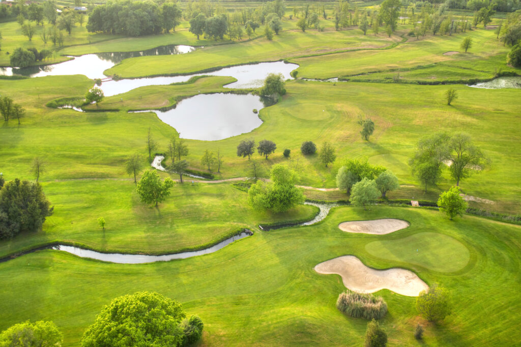 Variedad de campos de golf, desde los tradicionales hasta los pitch and putt, mostrando su adaptabilidad y diseño único.