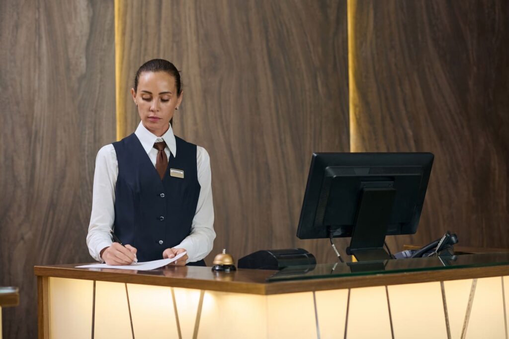 Habilidades clave de un recepcionista de hotel