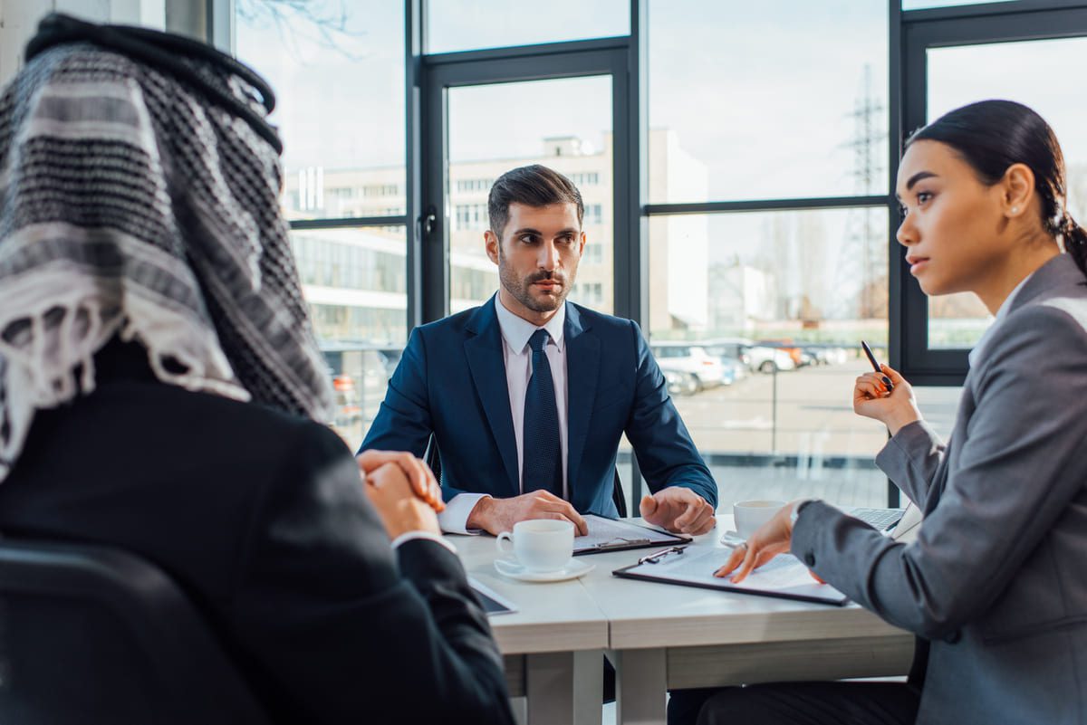 Imagen destacada de “Protocolo en eventos internacionales: consejos para azafatas y relaciones públicas”