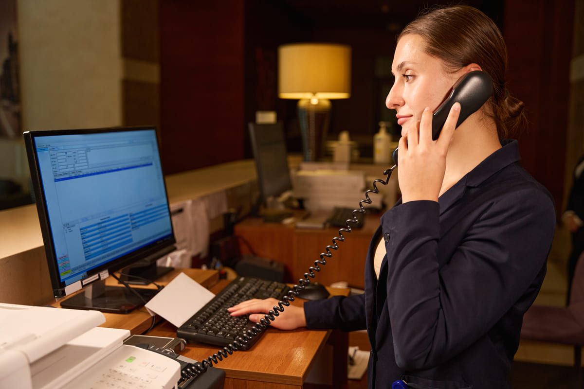 Imagen destacada de “La Importancia de la Multitarea en el Trabajo del Recepcionista”