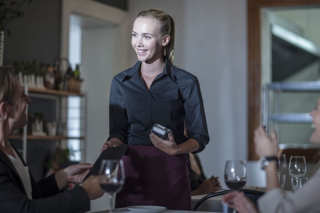 Estrategias para Optimizar la Comunicación No Verbal en el Trabajo del Maître