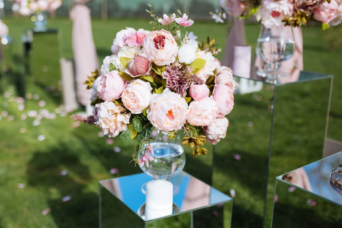 Imagen destacada de “Tendencias en Decoración Floral para Bodas en 2025”