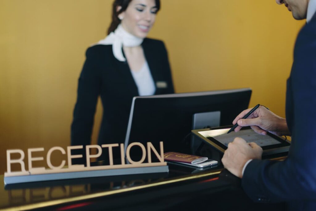 Inglés Profesional para Recepcionistas de Hotel