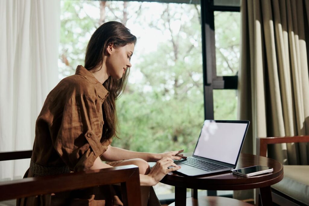 Turistas realizando check-in online, una ventaja de la tecnología aplicada a alojamientos rurales.