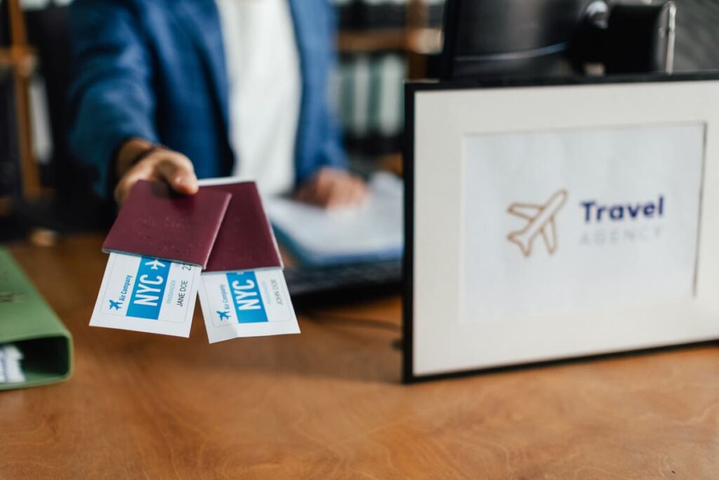 Agente de viajes realizando una consulta de disponibilidad desde Amadeus para optimizar la tarifa del pasajero.