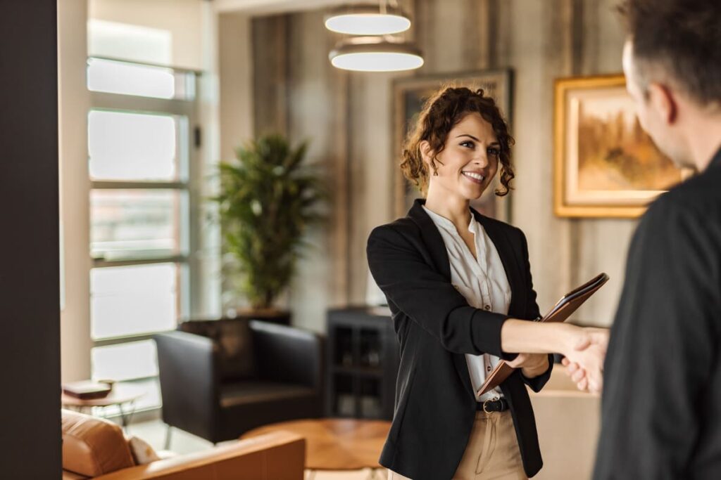 Personal de hotel ofreciendo atención personalizada siguiendo la guía completa sobre el Customer Journey.