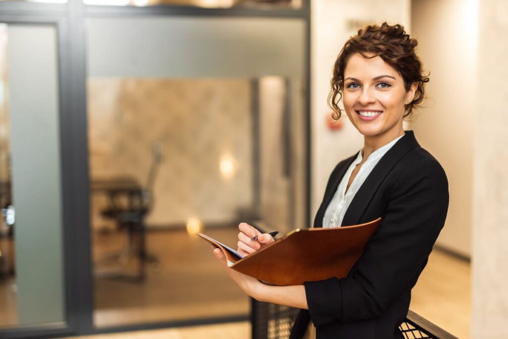 Líder de equipo analizando las tendencias y perfiles directivos que demanda el turismo moderno.