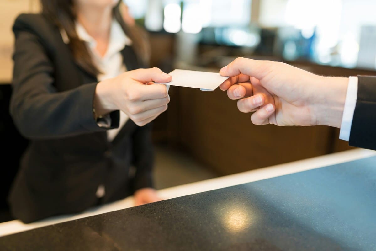 Imagen destacada de “Qué estudiar para ser recepcionista de hotel: requisitos, formación y salidas reales”