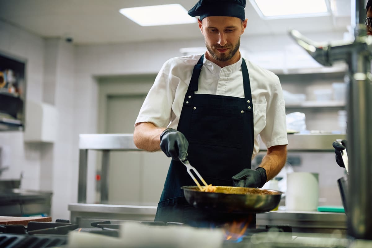Imagen destacada de “Qué hace un ayudante de cocina: funciones y día a día”