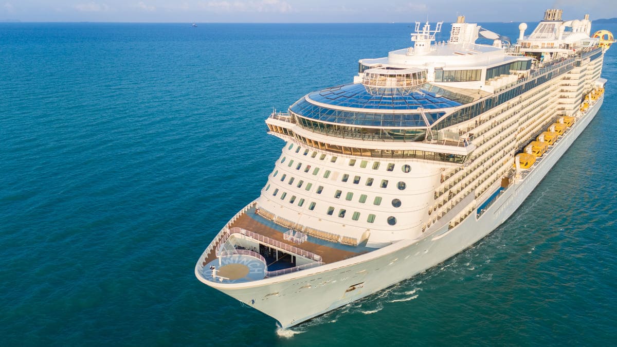 Imagen destacada de “Trabajar en un crucero: puestos, requisitos y cómo es la vida a bordo”